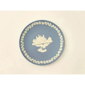 Tower of London Jasperwear Wedgewood 1973 8" Christmas Plate w/ Original box